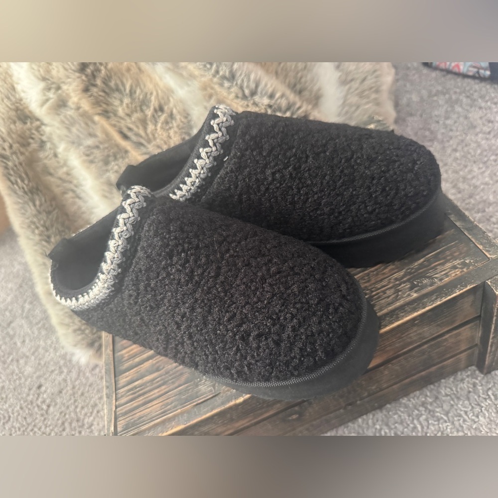 NWOB Cozy Black Lost in the Rhythm Shoes Size 7